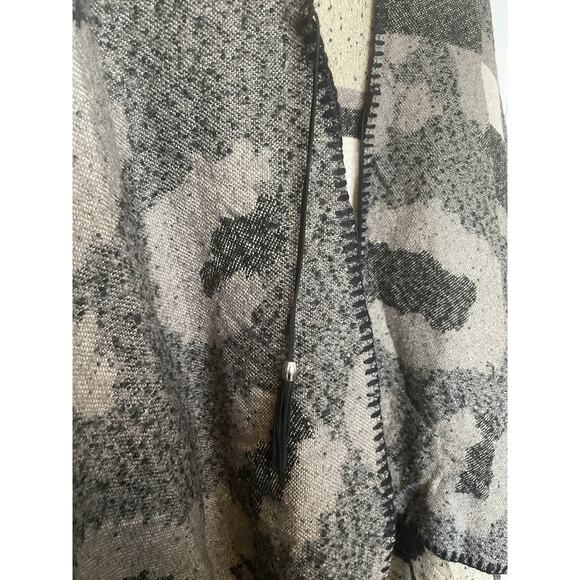 Marc New York Women’s Cheetah Striped Printed Poncho Shawl Wrap One Size - Picture 5 of 10